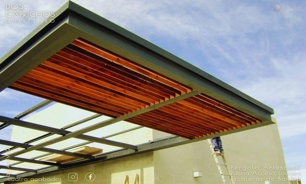 PÉRGOLA ARTESANAL DE MADERA, DE CUATRO ACABADOS